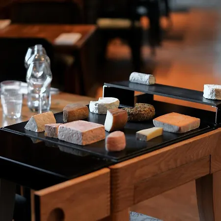 Bienheureux & Restaurant ホテル *